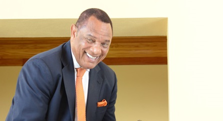 prime-minister-the-rt-hon-perry-christie-receives-gift